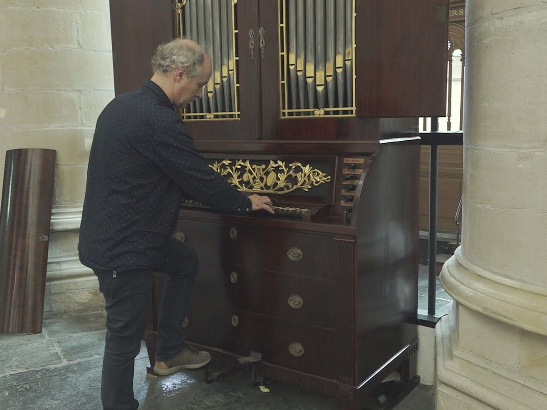 Cor Ardesch bespeelt het kleine kabinetorgel