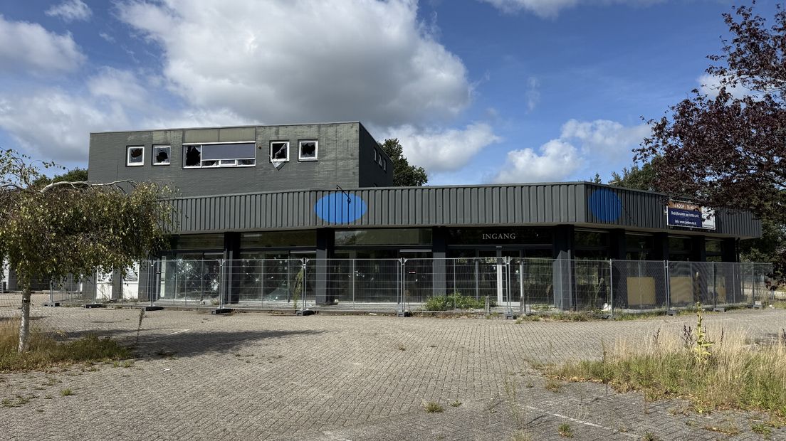 Het verloederde Pinokkiopand zoals het vanaf de Europaweg-Zuid te zien is