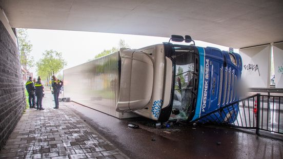 Vrachtwagen kantelt na botsing met viaduct op Cartesiusweg in Utrecht, verkeer loopt vast. Vrachtwagen kantelt na botsing met viaduct op Cartesiusweg in Utrecht, verkeer loopt vast.
