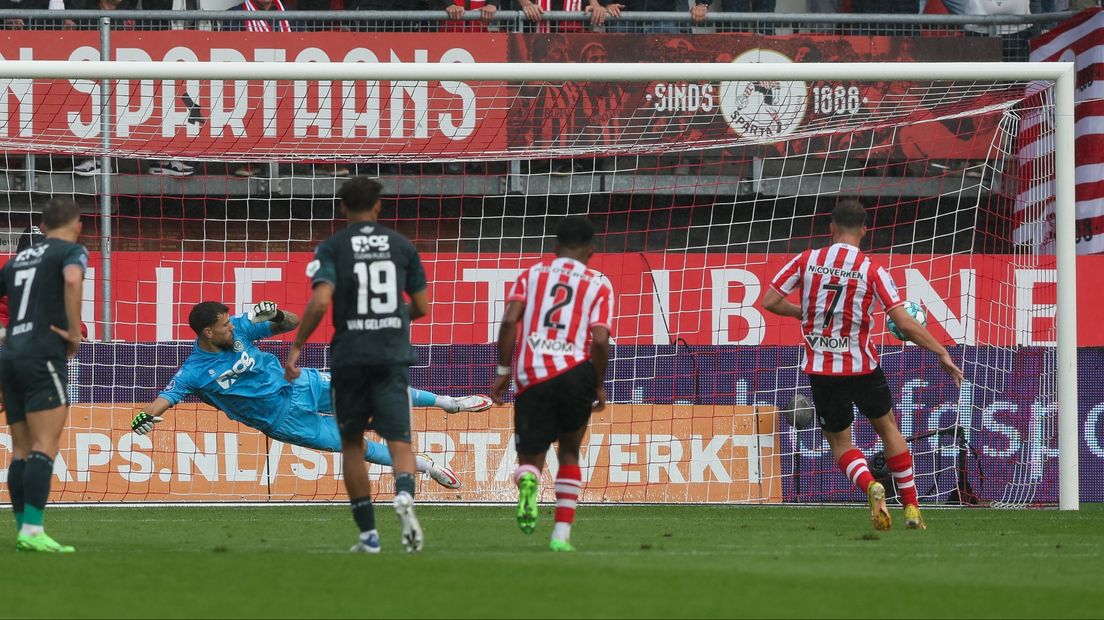 Spartaan Vito van Crooij schiet in de slotminuut een strafschop achter FC Groningen-doelman Michael Verrips