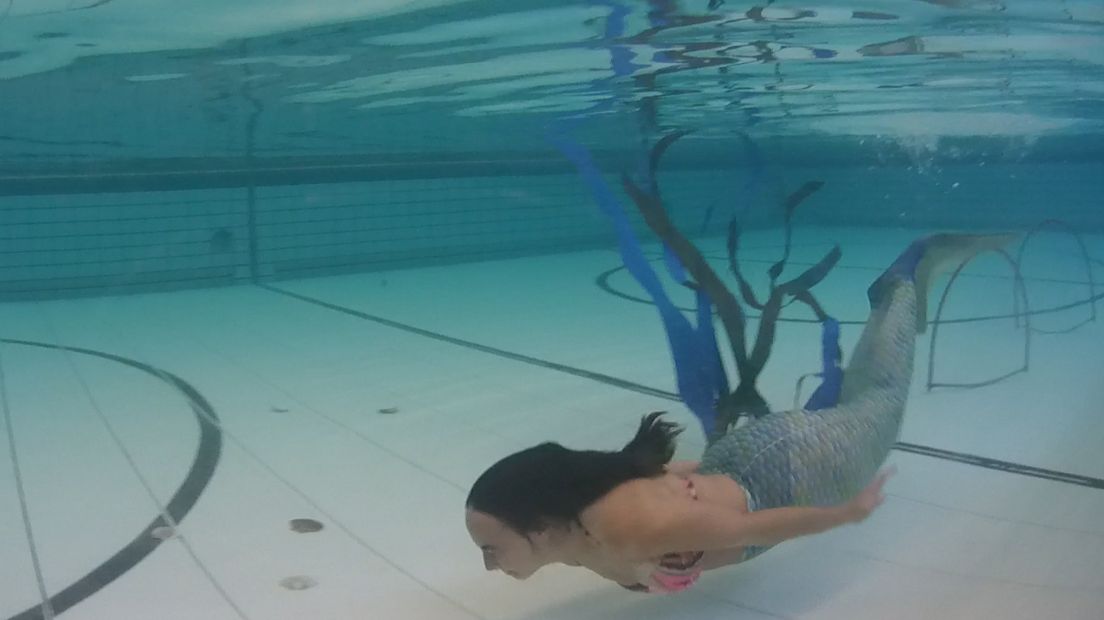 Verslaggeefster Lauren zwemt als een zeemeermin