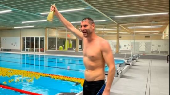 Maarten van der Weijden verbreekt wereldrecord achteruitzwemmen