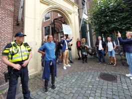 Noodverordening bij bieb Leiden vanwege protesten rond dragqueen