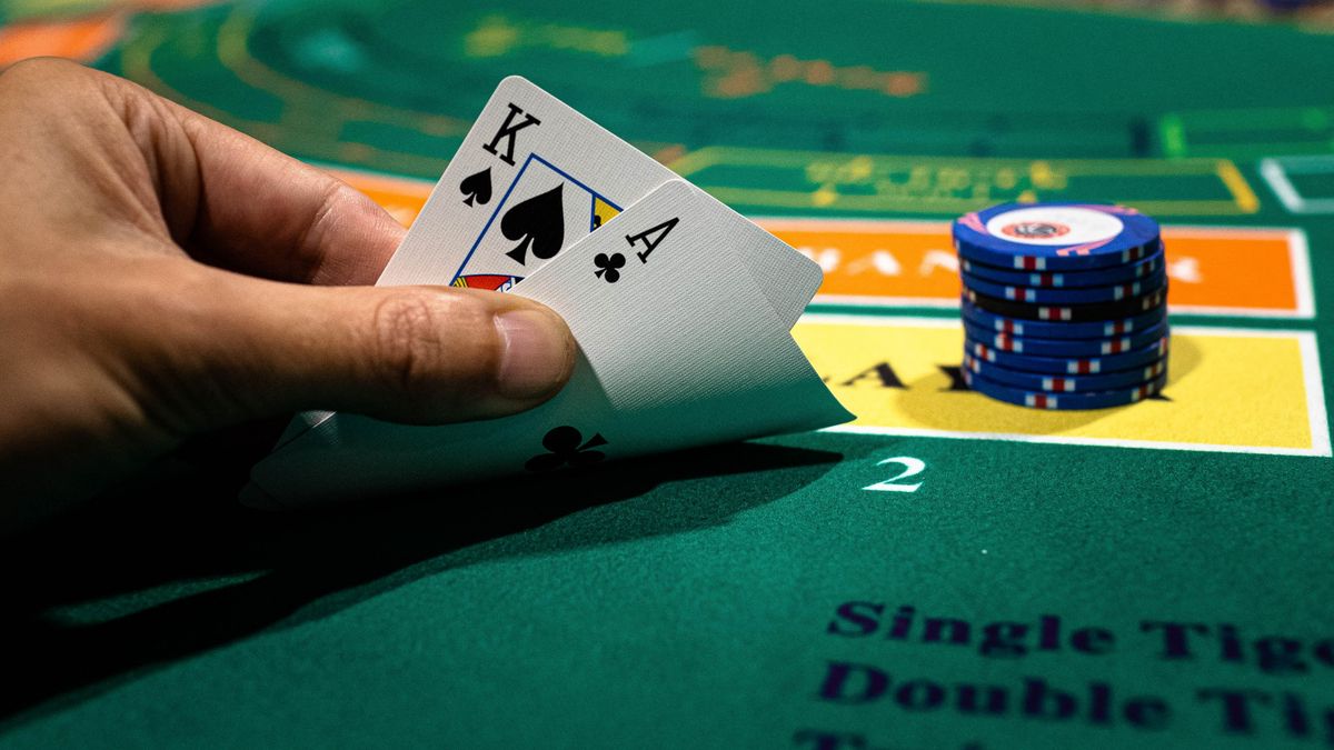 Man licht tientallen VvE's op, gebruikt geld om te gaan gokken