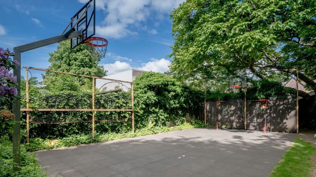 In de tuin is een klein basketbalveldje