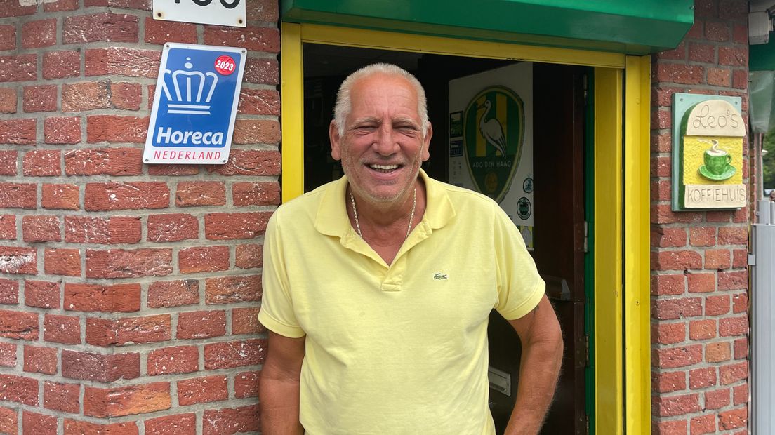 Leo Dommanschet bij zijn koffiehuis