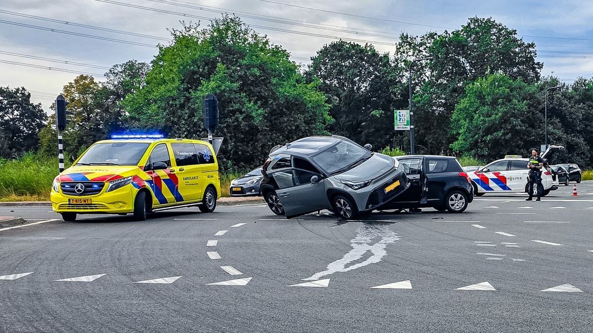 112 nieuws: Auto belandt op andere auto in Enschede | Koeien ontsnappen in Rouveen