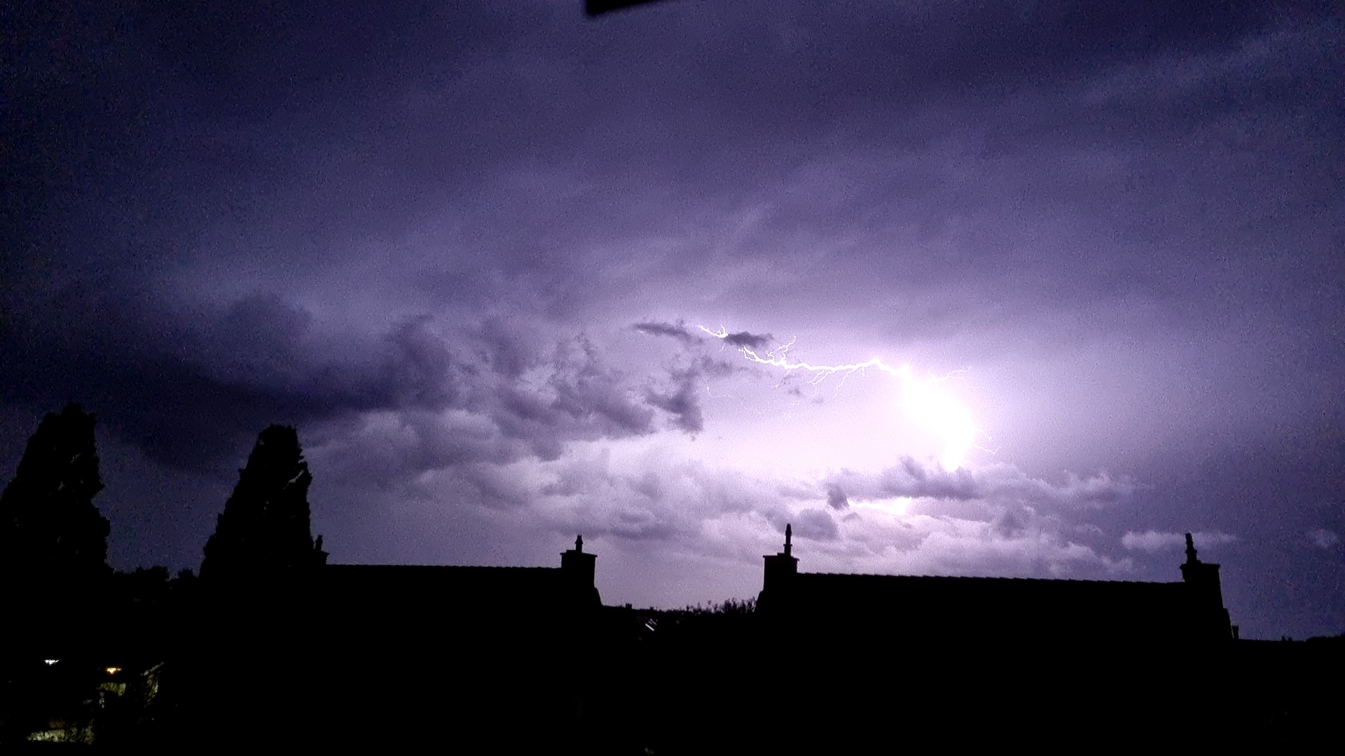 Onweer boven Hellevoetsluis, foto ter illustratie