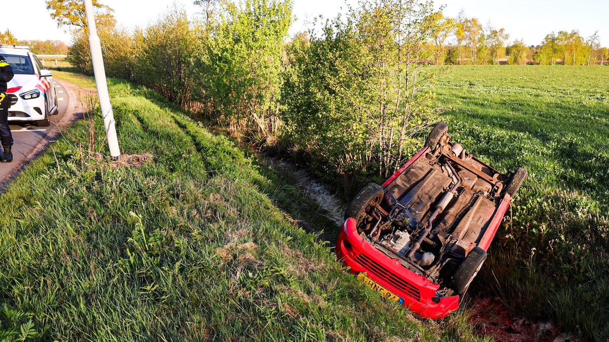 Auto belandt op z'n kop in de sloot bij Ureterp