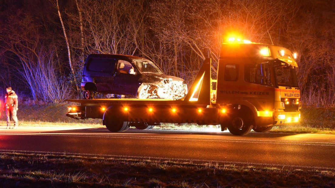 De automobilist raakte rond kwart over 2 van de weg en belandde in de greppel (Rechten: De Vries Media)