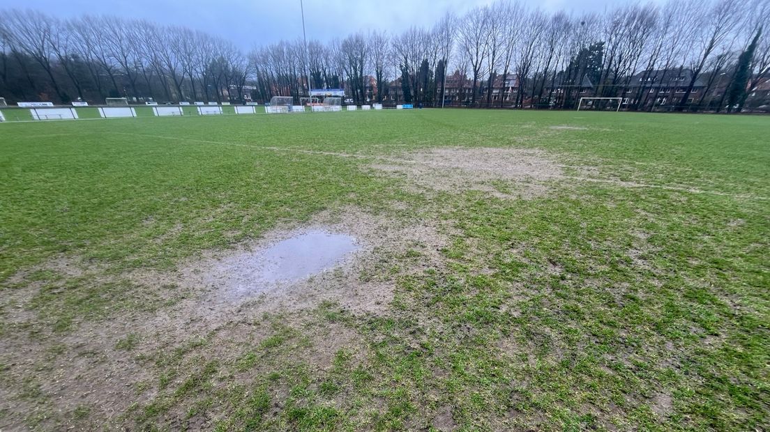 Veld 2 van voetbalclub Amsvorde was door hevige regen vorige week donderdag onbruikbaar.
