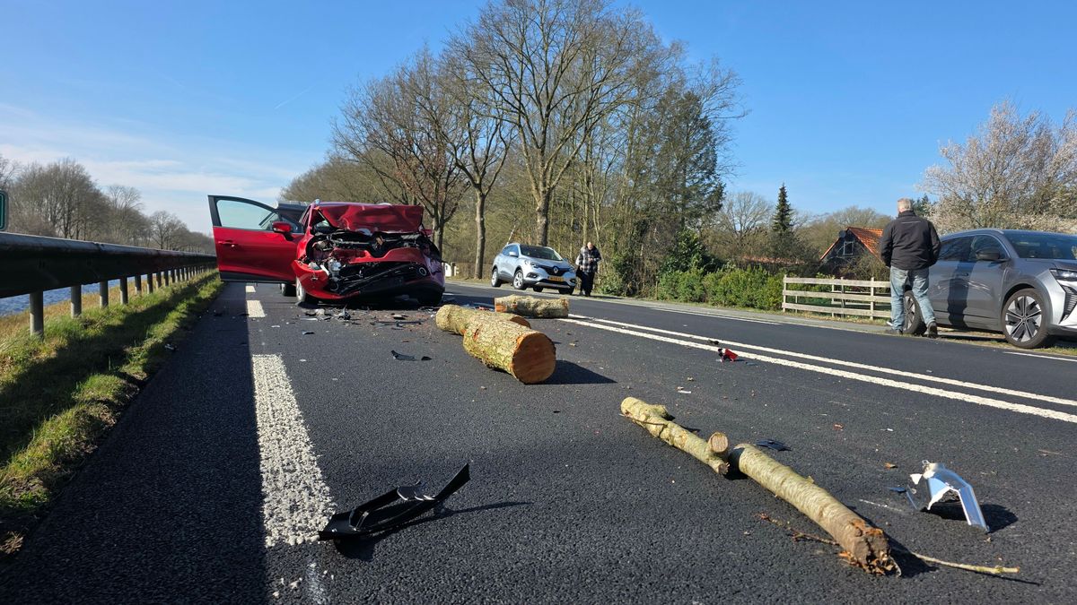 Auto's botsen op elkaar in Uffelte