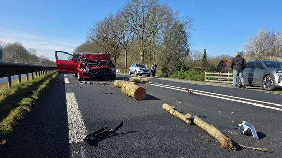 Drie gewonden bij botsing tussen vrachtwagen en vier autos op N279 bij Erp, weg nog uren dicht in beide richtingen. Drie gewonden bij botsing tussen vrachtwagen en vier autos op N279 bij Erp, weg nog uren dicht in beide richtingen.
