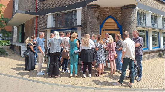 Foto: Rechter: weggestuurde leerkrachten maandag weer voor de klas