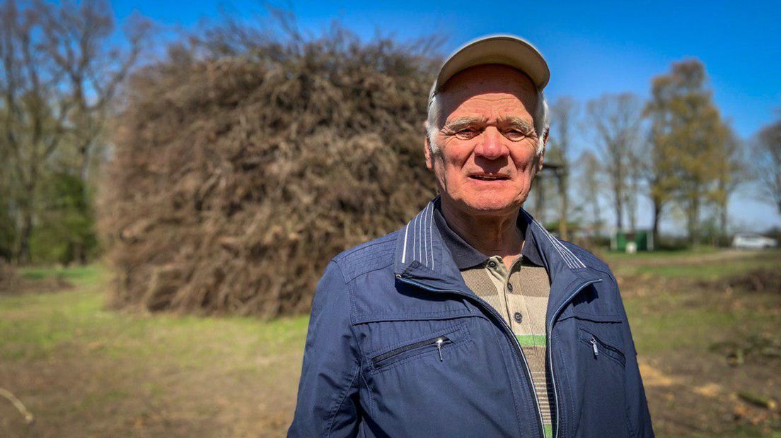 Jans Rabbers keurt de paasvuren in Zuidoost-Drenthe (RTV Drenthe)