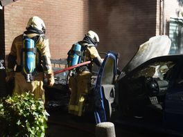 Aanhanger en auto in brand op oprit in Beilen