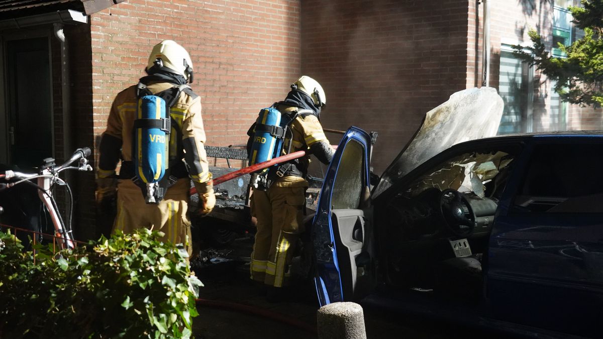 Aanhanger en auto in brand op oprit in Beilen