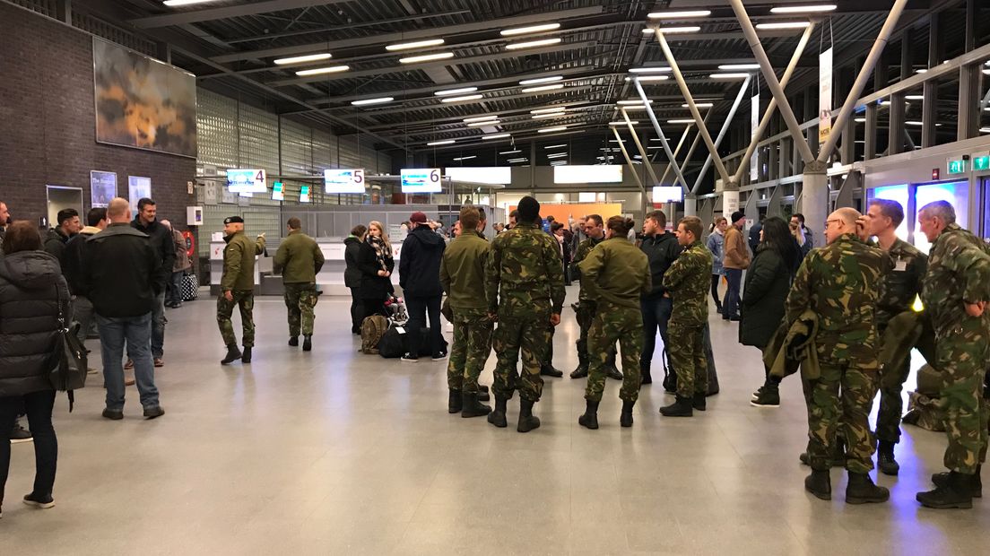 De militairen in de vertrekhal van Groningen Airport Eelde (Rechten: Jeroen Kelderman/RTV Drenthe)