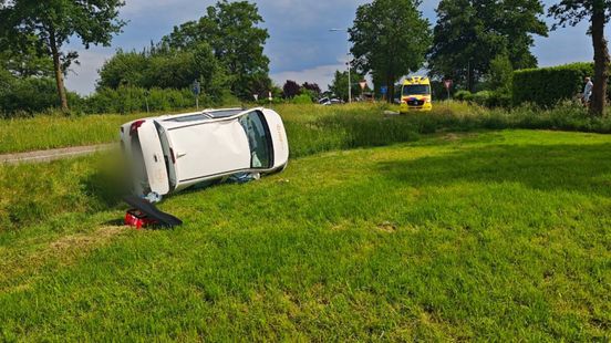 Twee auto's botsen op N330 bij Halle