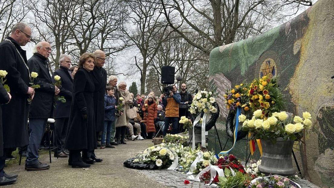 Prinses Margriet en Pieter van Vollenhoven bij het herdenkingsmonument Apeldoornsche Bosch