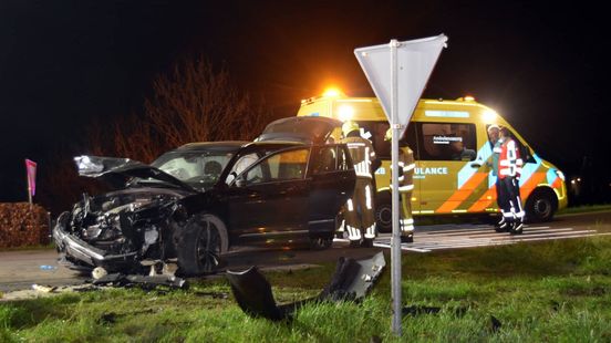 Brandweer bevrijdt bestuurder uit auto bij aanrijding, een gewonde