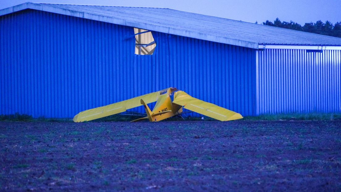 Het vliegtuigje botste tegen een hangar