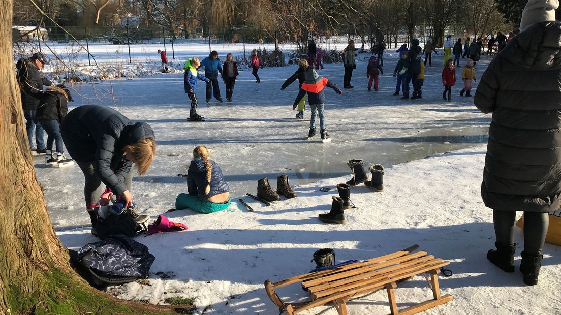 Schaatsen op een vijver in park Oog in Al in Utrecht.