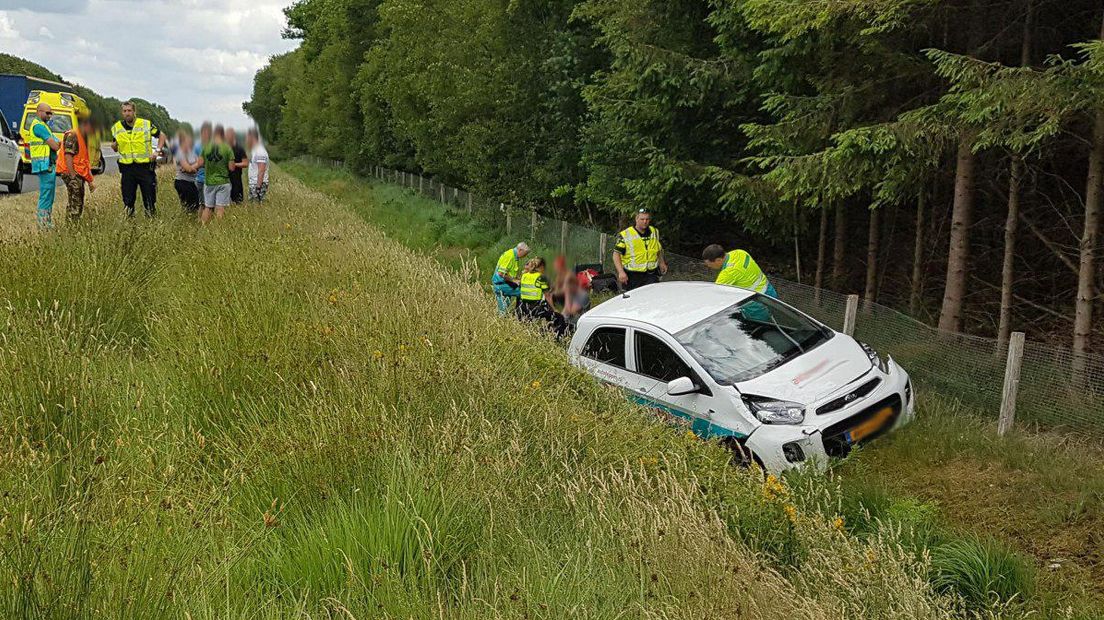 Bij het ongeval raakten drie mannen licht gewond. (Rechten: Persbureau Meter)