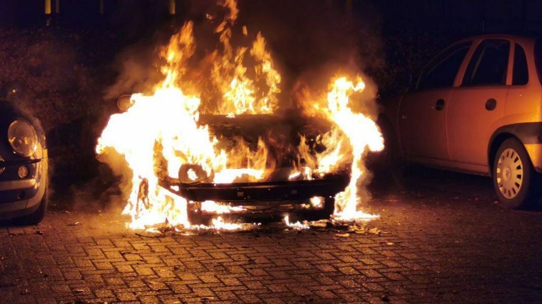 Eén van de auto's in Hoogeveen brandde uit aan de Lomanlaan