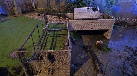 Tuinset in brand • autobrand aangestoken