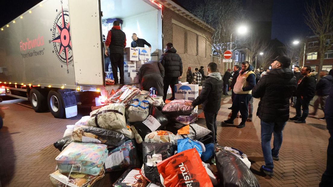 Spullen worden ingeladen in een vrachtwagen