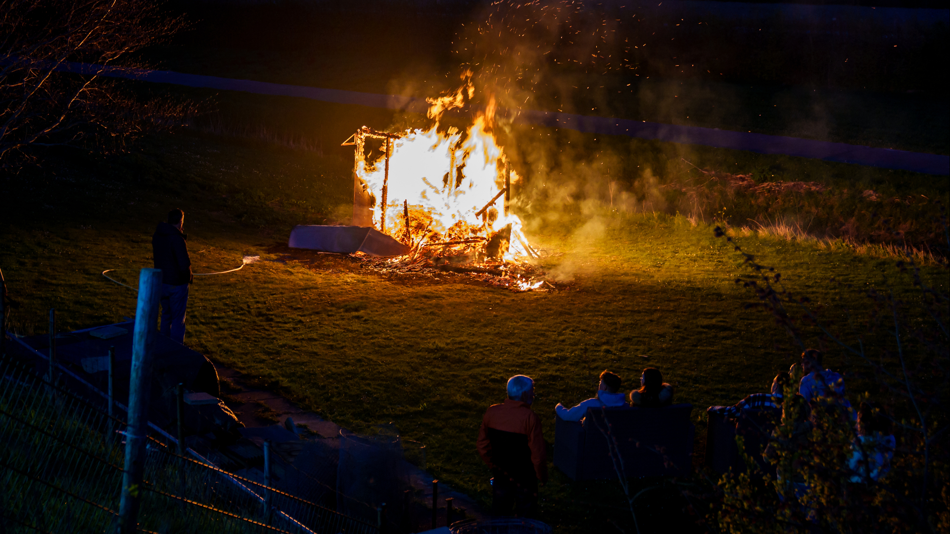 Bewoners keken toe hoe de constructie vlam vatte