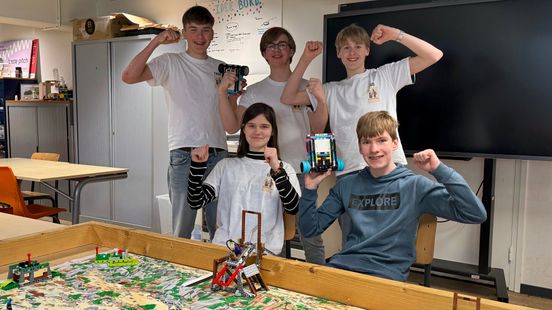 Twan, Mick, Job, Elise en Julien bouwen robot en vliegen daarmee de wereld over