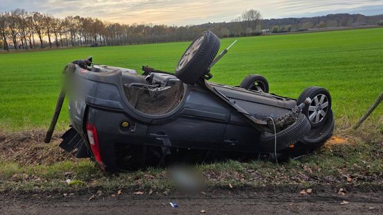 Achteras breekt, auto belandt op z'n kop in de sloot