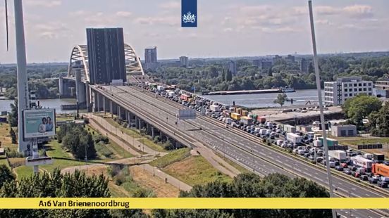 Brug dicht geweest voor verkeer door storing, enorme files op A16