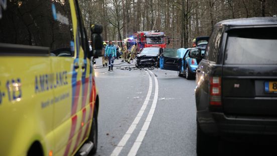 Gewonden en flinke ravage bij ernstig ongeluk. Gewonden en flinke ravage bij ernstig ongeluk.