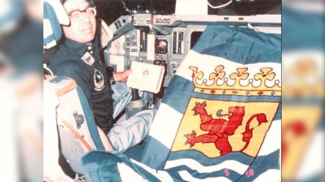 Lodewijk van den Berg in de ruimte met de Zeeuwse vlag