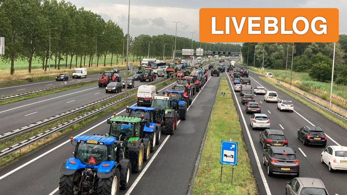 Actievoerende boeren op de A28 bij Wezep.