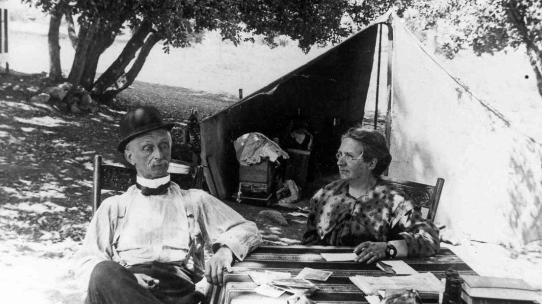 Kapteyn en zijn vrouw kamperen omstreeks 1909 op Mount Wilson in Amerika
