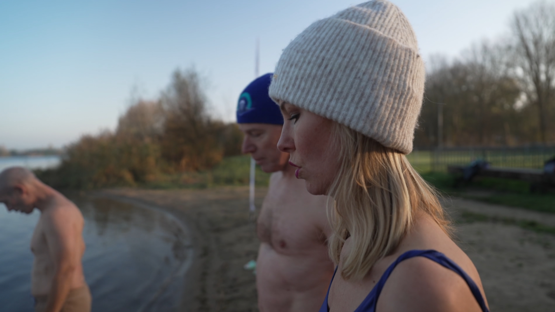 Met badkleding én warme muts gaat Wendy mee het koude water in.