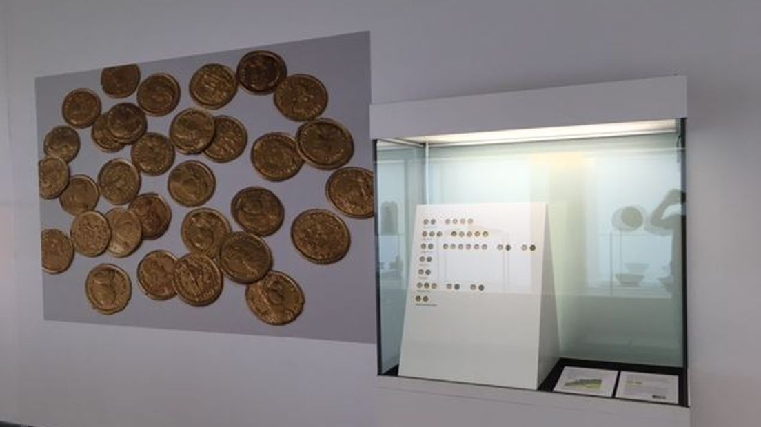 Een grote Romeinse goudschat die in Nederland is gevonden, is vrijdag in Museum Het Valkhof in Nijmegen getoond. De gouden munten zijn rond 460 na Christus begraven bij Lienden in de Betuwe; ze worden in bruikleen gegeven aan het museum.