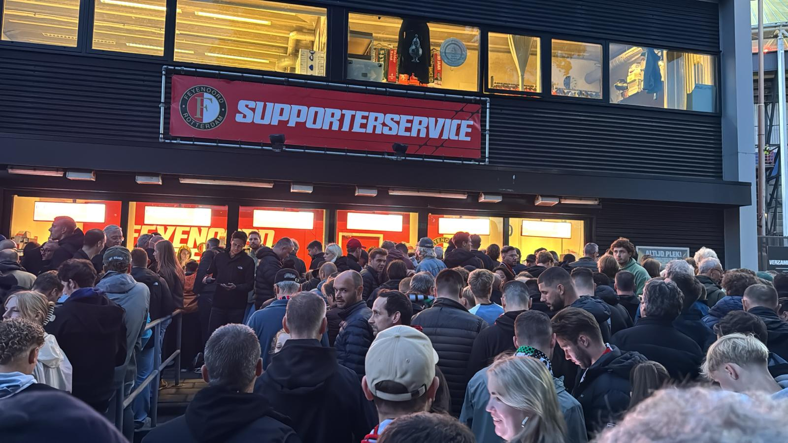 Lange rijen bij supporterservice bij de Kuip