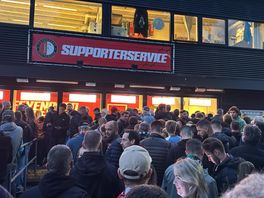 Lange rijen bij supporterservice bij de Kuip