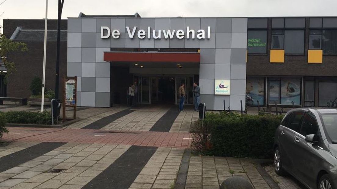 Zo'n 300 pluimveehouders uit de Gelderse Vallei kwamen dinsdagavond naar een besloten informatiebijeenkomst in Barneveld over het fipronilschandaal. 'De boeren zijn aangeslagen, maar niet verslagen', zei burgemeester Asje van Dijk na afloop.