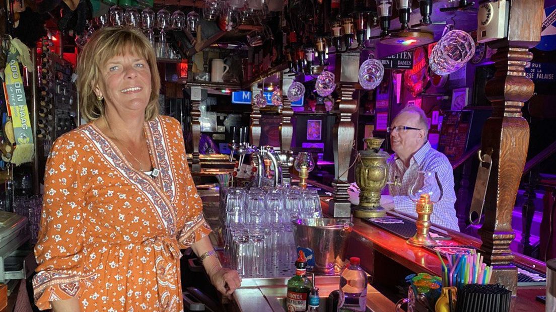 Eigenaresse Liesbeth de Zoete van Café De Schoof in Arnhem.