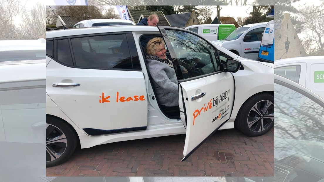 Burgemeester Ineke van Gent probeert een elektrische auto