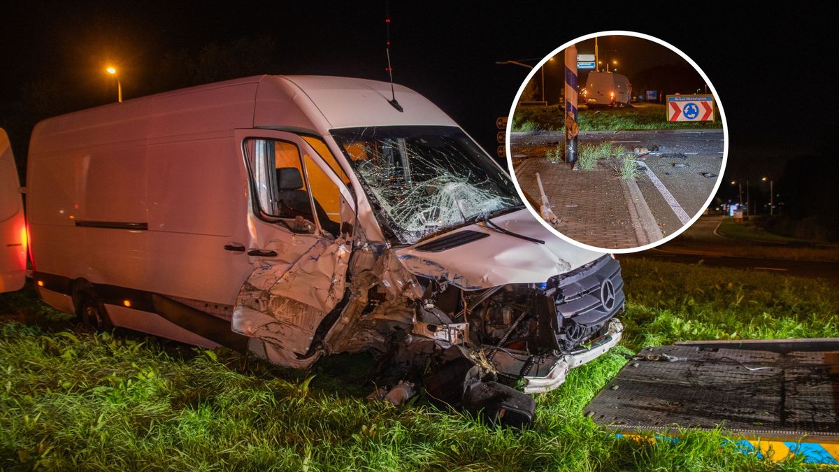 Ravage in IJsselstein: bestelbus crasht op rotonde