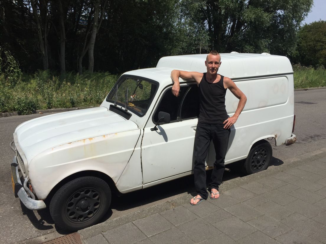 Joris Rockx met zijn oude bestelwagen Renault4