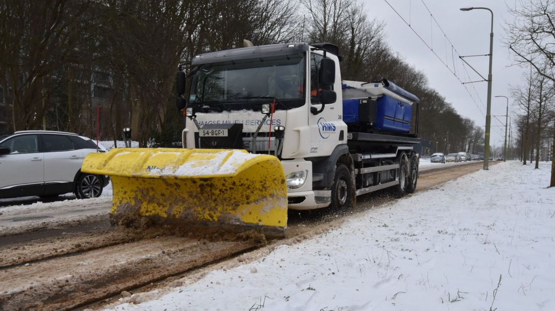 Sneeuwschuiver maakt de weg vrij