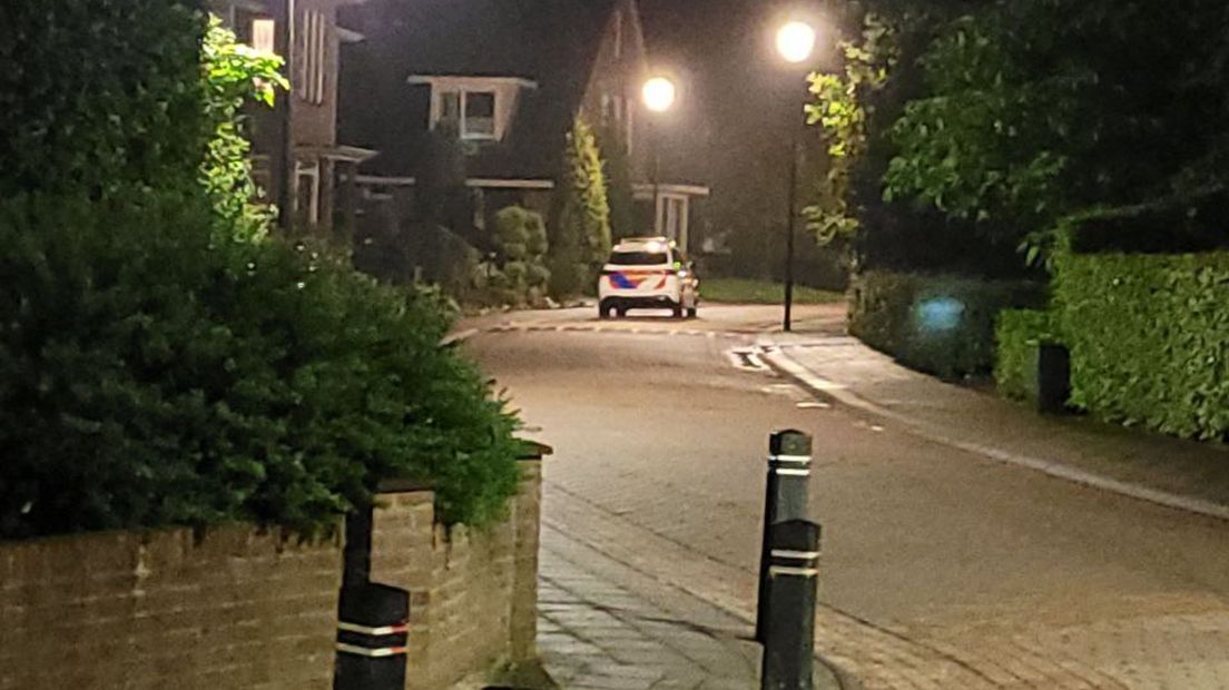 Een politieauto staat bij een woning aan het Onderdijks in Kampen.
